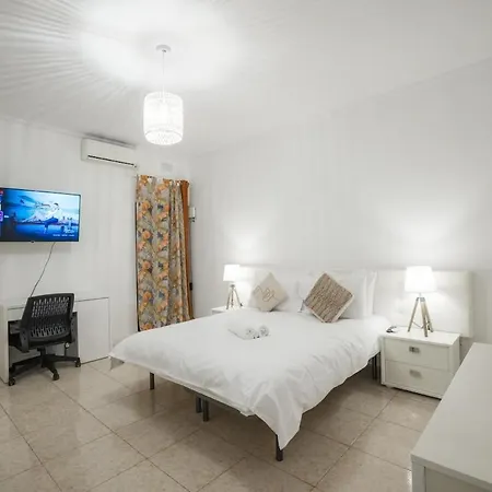 Seafront Luxury 3 Bedroom St Julians Apartmán